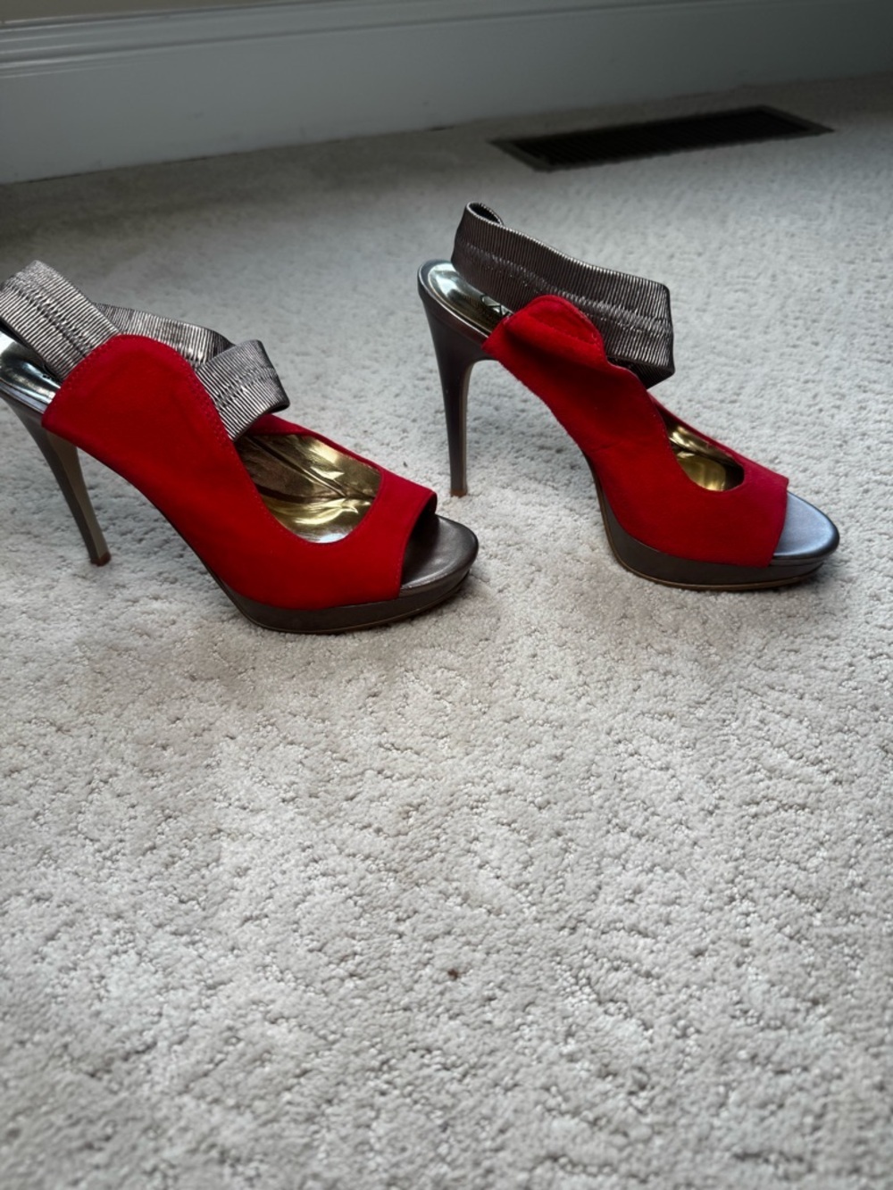 Carlos Santana Coral Suede Open-Toe Heels with Metallic Accent size 6 - Picture 2 of 8